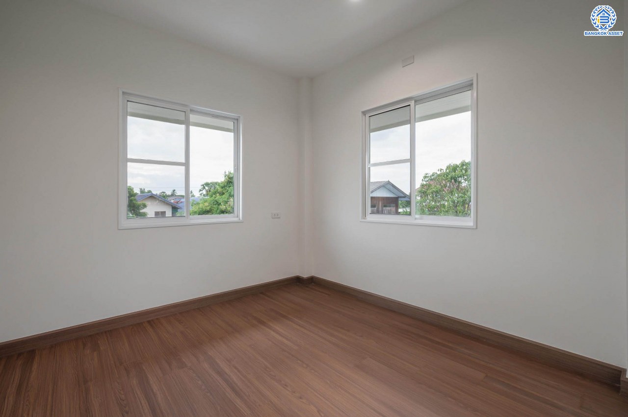 บ้านมือสองตกแต่งใหม่ โครงการ อรุณวดี พระราม5-รัตนาธิเบศร์ หลังมุม เนื้อที่ 50.4 ตร.ว. ฟังก์ชัน 3 ห้องนอน 2 ห้องน้ำ 1 ห้องอเนกประสงค์ จอดรถได้ 1 คัน บนทำเลทำเลศักยภาพ ติดถนนราชพฤกษ์ เชื่อมต่อทุกการเดินทาง ใกล้รถไฟฟ้าสายสีม่วง "สถานีบางรักใหญ่" และจุดขึ้นทางด่วน "ศรีรัช"